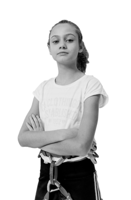 Descubre la escalada en Torrelavega. Niña escaladora segura de si misma.