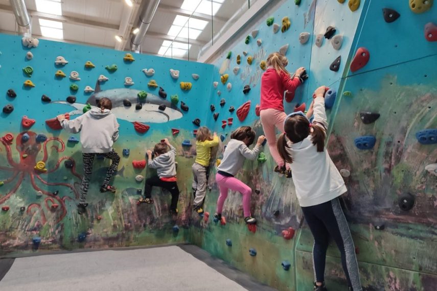 niños escalada en cantabria rocodromo de boulder escalar climbing center en torrelavega Campus de Escalada 10 – 14 abril