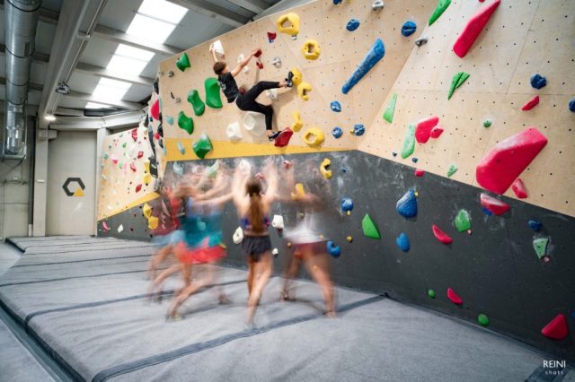 La importancia de portear en escalada: guía práctica para mejorar tu seguridad en el boulder