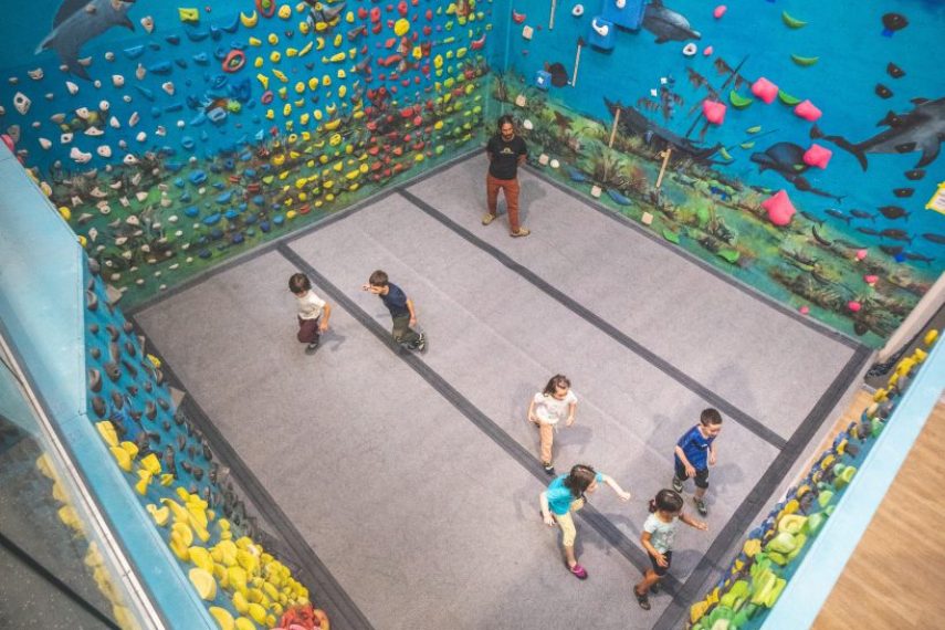 Escalada para niños: qué aprenden más allá de subir bloques
